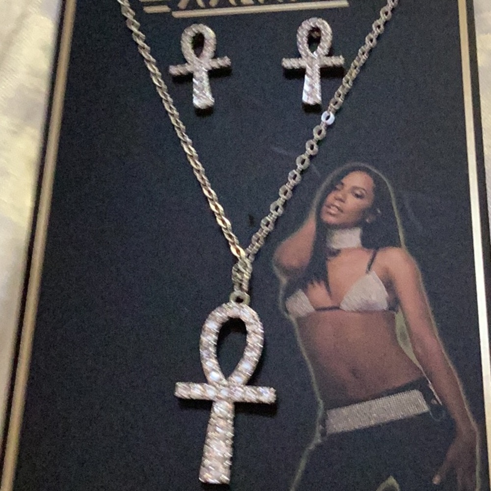 🦋NWT Gorgeous Cubic Zirconia Necklace/ Earring Set Makes Perfect Gift 🦋 - Picture 2 of 9